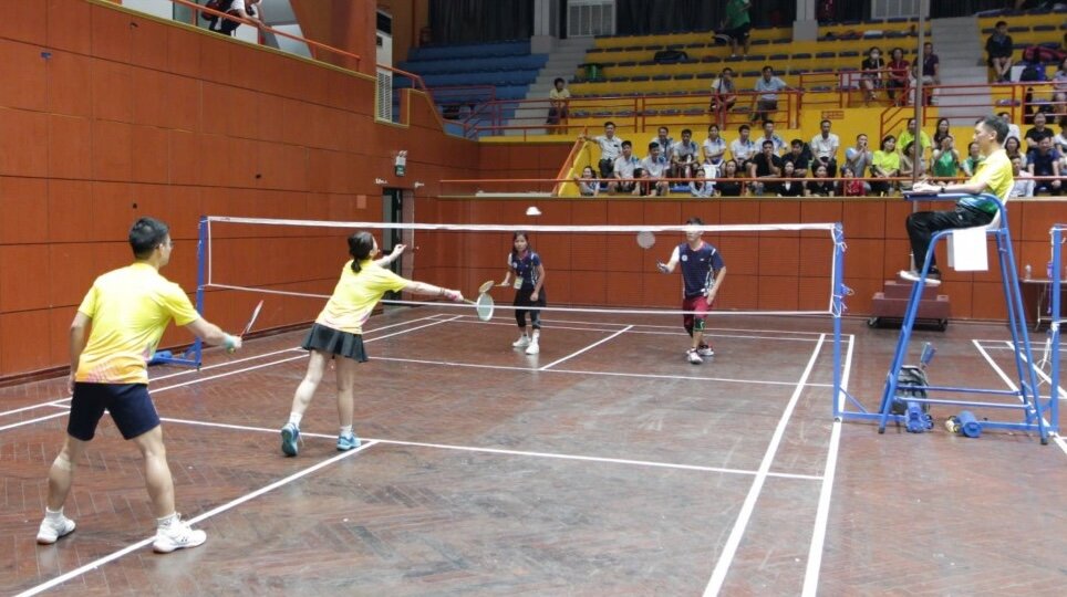 Thi đấu môn cầu lông tại Hội khỏe nhân 70 năm Ngày giải phóng Thủ đô của công nhân viên chức lao động ngành Y tế Hà Nội. Ảnh: CĐCS