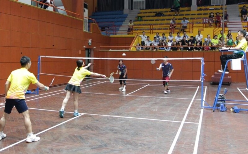 Badminton competition at the Health Festival on the occasion of the 70th anniversary of the Liberation of the Capital by Hanoi Health sector workers and employees. Photo: Trade Union