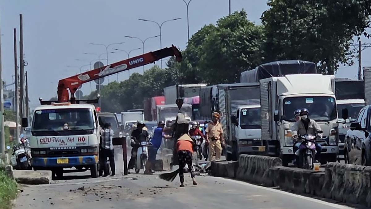 Tai nạn xe tải trên Quốc lộ 22 gây kẹt xe nghiêm trọng.