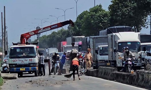 Tai nạn xe tải trên Quốc lộ 22 gây kẹt xe nghiêm trọng.