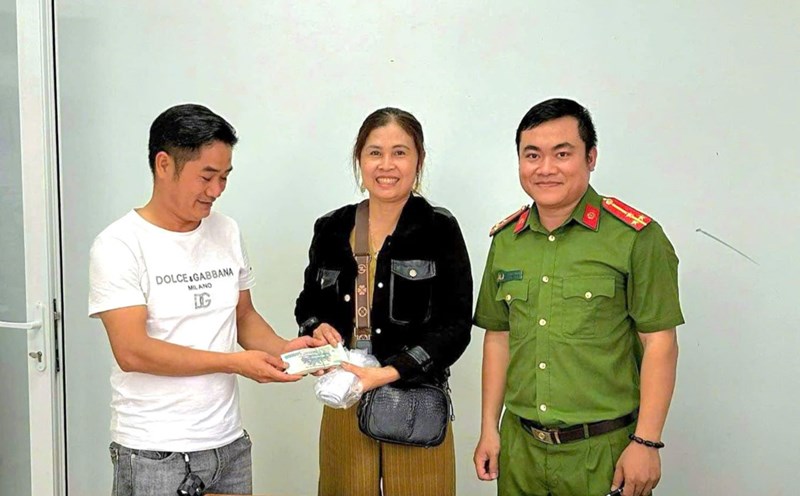 Ms. Kim Thi Bich Nhiem was happy to receive her lost property back. Photo: Hoai Thanh