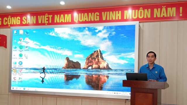 Ông Lường Minh Xuấn - Phó Chủ tịch LĐLĐ tỉnh Sơn La - phát biểu chỉ đạo Hội nghị tổ chức tập huấn nghiệp vụ cho cán bộ công đoàn cơ sở năm 2024. Ảnh: Thanh Nam