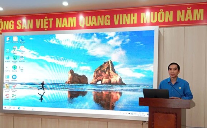 Mr. Luong Minh Xuan - Vice Chairman of Son La Provincial Labor Federation - gave a speech directing the Conference on organizing professional training for grassroots union officials in 2024. Photo: Thanh Nam