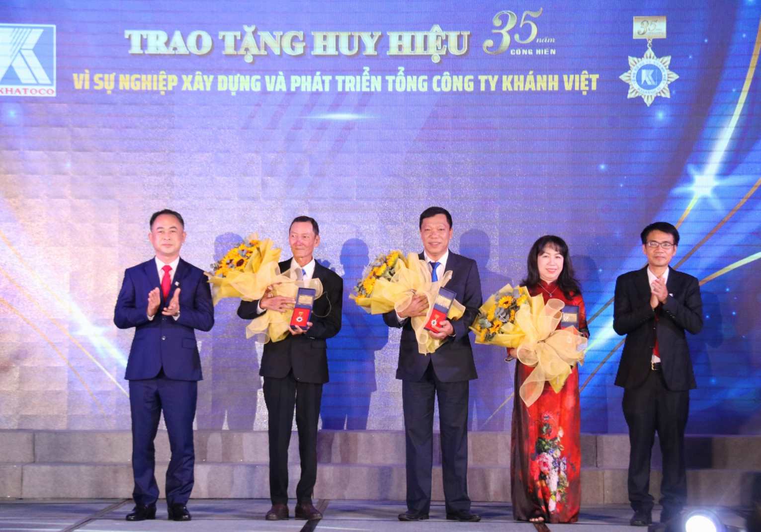Khanh Viet Corporation's leaders thanked 3 employees who have worked at the company for 35 years. Photo: Phuong Linh