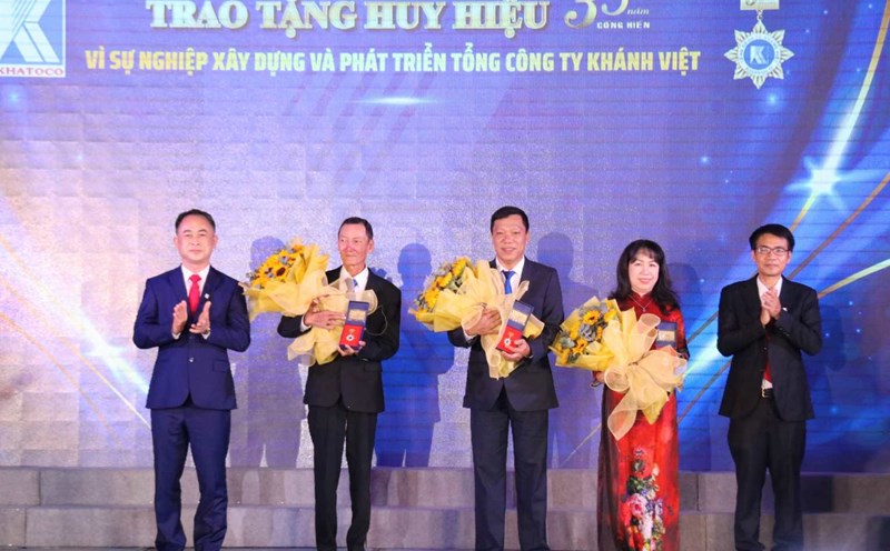 Khanh Viet Corporation's leaders thanked 3 employees who have worked at the company for 35 years. Photo: Phuong Linh
