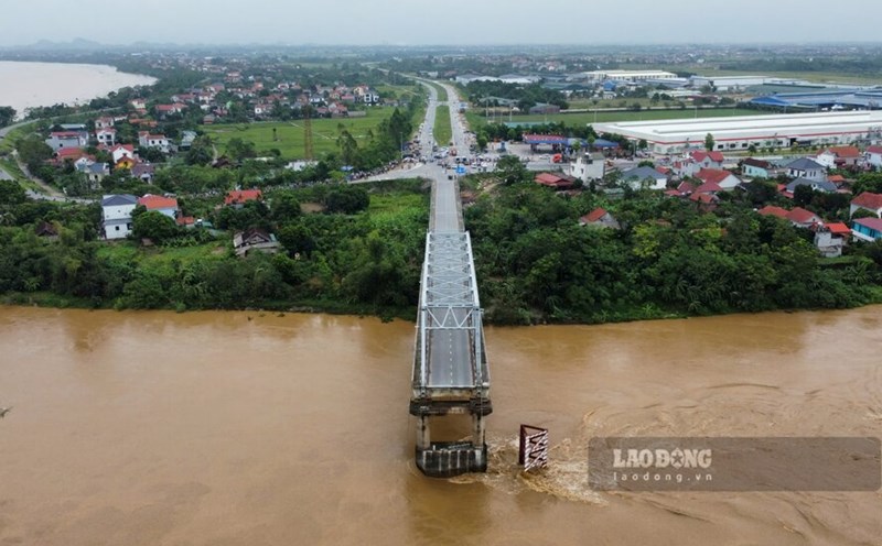 The remaining part of Phong Chau bridge is at risk of collapsing. Photo: To Cong.