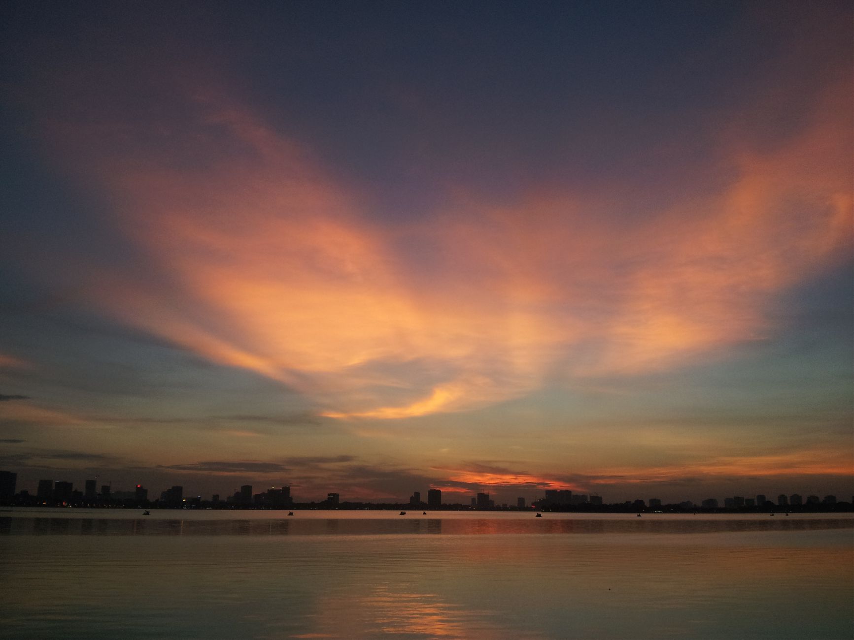 Afternoon on West Lake, Hanoi. Photo: Huong Chi