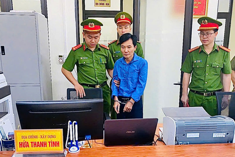 Hứa Thanh Tình bị Công an huyện Văn Bàn (Lào Cai) bắt để điều tra hành vi "Lạm dụng chức vụ quyền hạn chiếm đoạt tài sản". Ảnh: Công an cung cấp