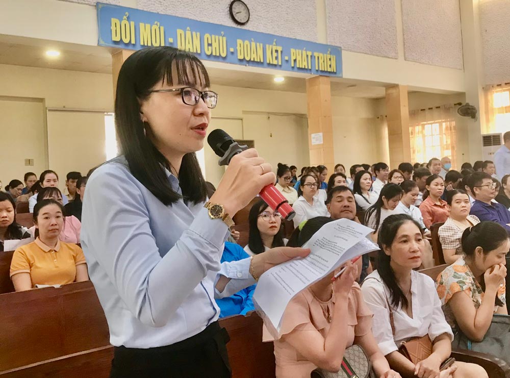 Representatives of voters and workers in Phu Yen province made recommendations to the provincial National Assembly Delegation on issues related to amending the Law on Employment... Photo: Phuong Linh