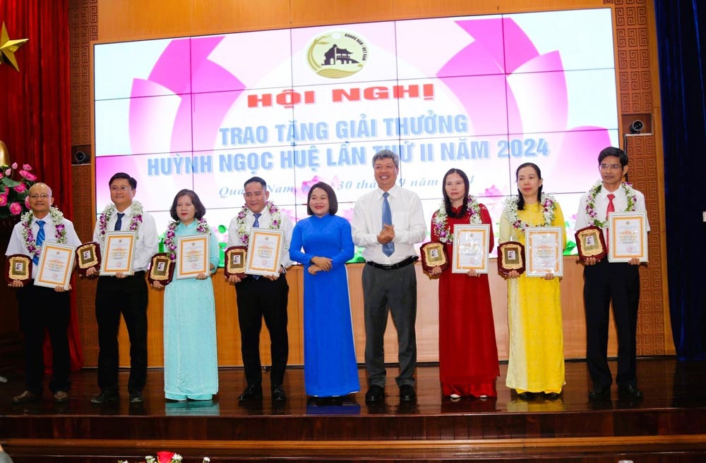 Quang Nam provincial leaders awarded the second Huynh Ngoc Hue Award in 2024 to 7 outstanding individuals. Photo: Tam Thu