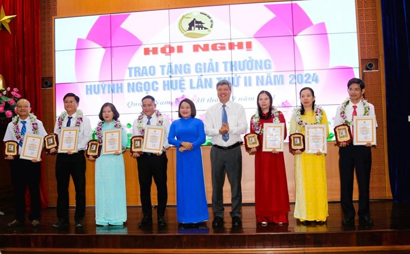 Quang Nam provincial leaders awarded the second Huynh Ngoc Hue Award in 2024 to 7 outstanding individuals. Photo: Tam Thu