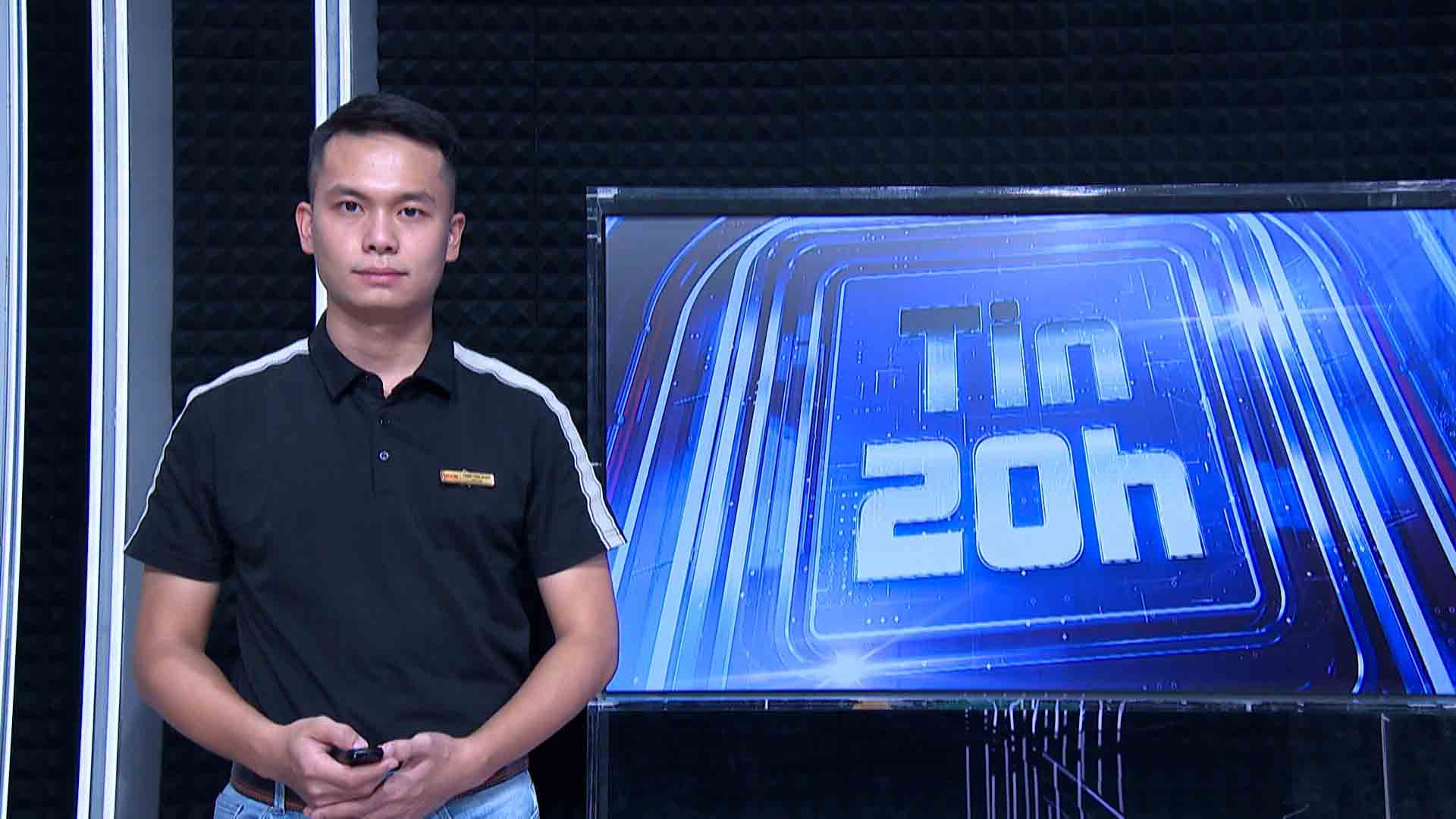 20h News: "Ghost" ship on Ninh Thuan beach attracts tourists