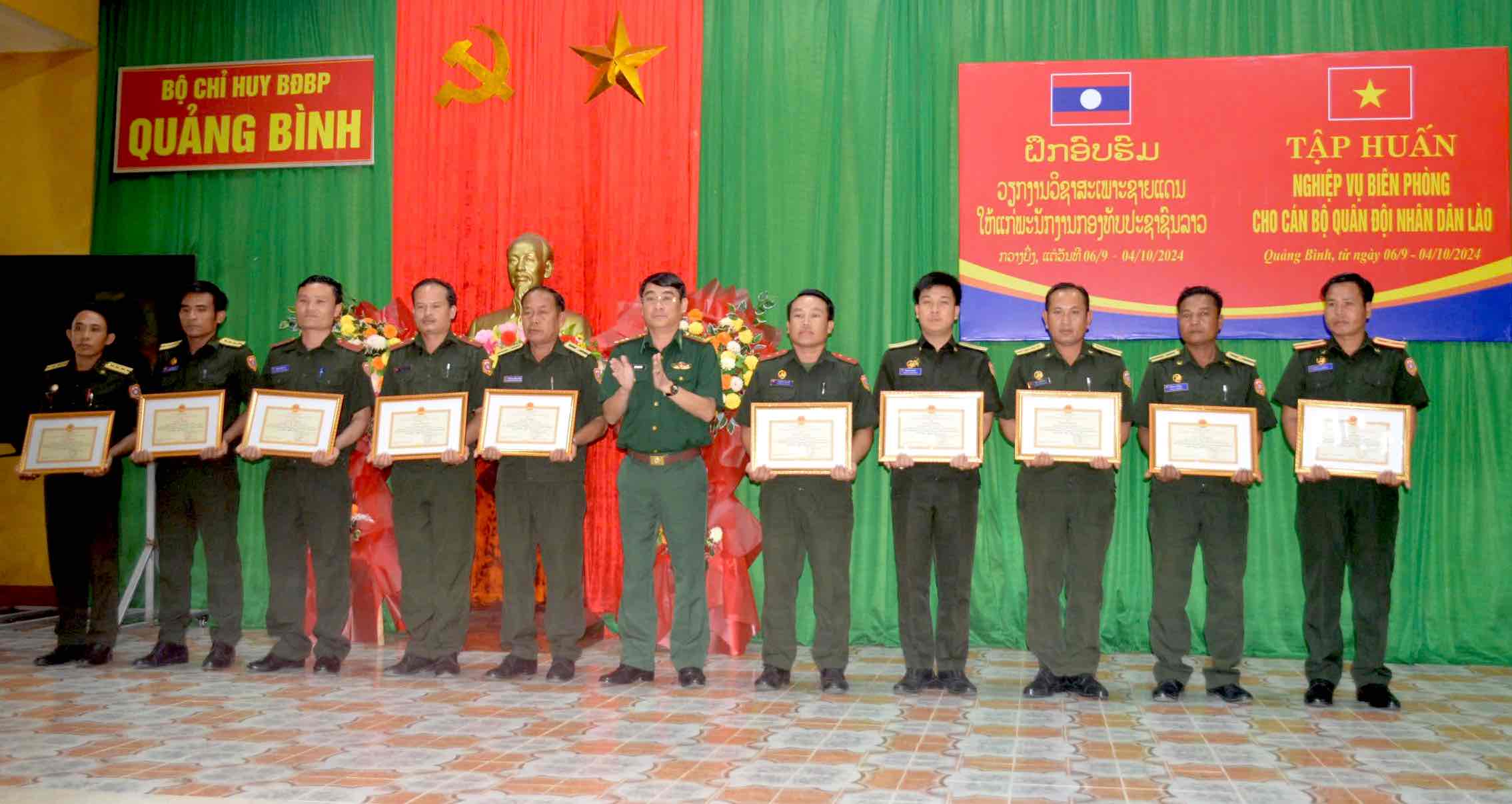 Awarding Certificates of Merit from Quang Binh Border Guard to students with excellent academic achievements. Photo: Hoai Nam