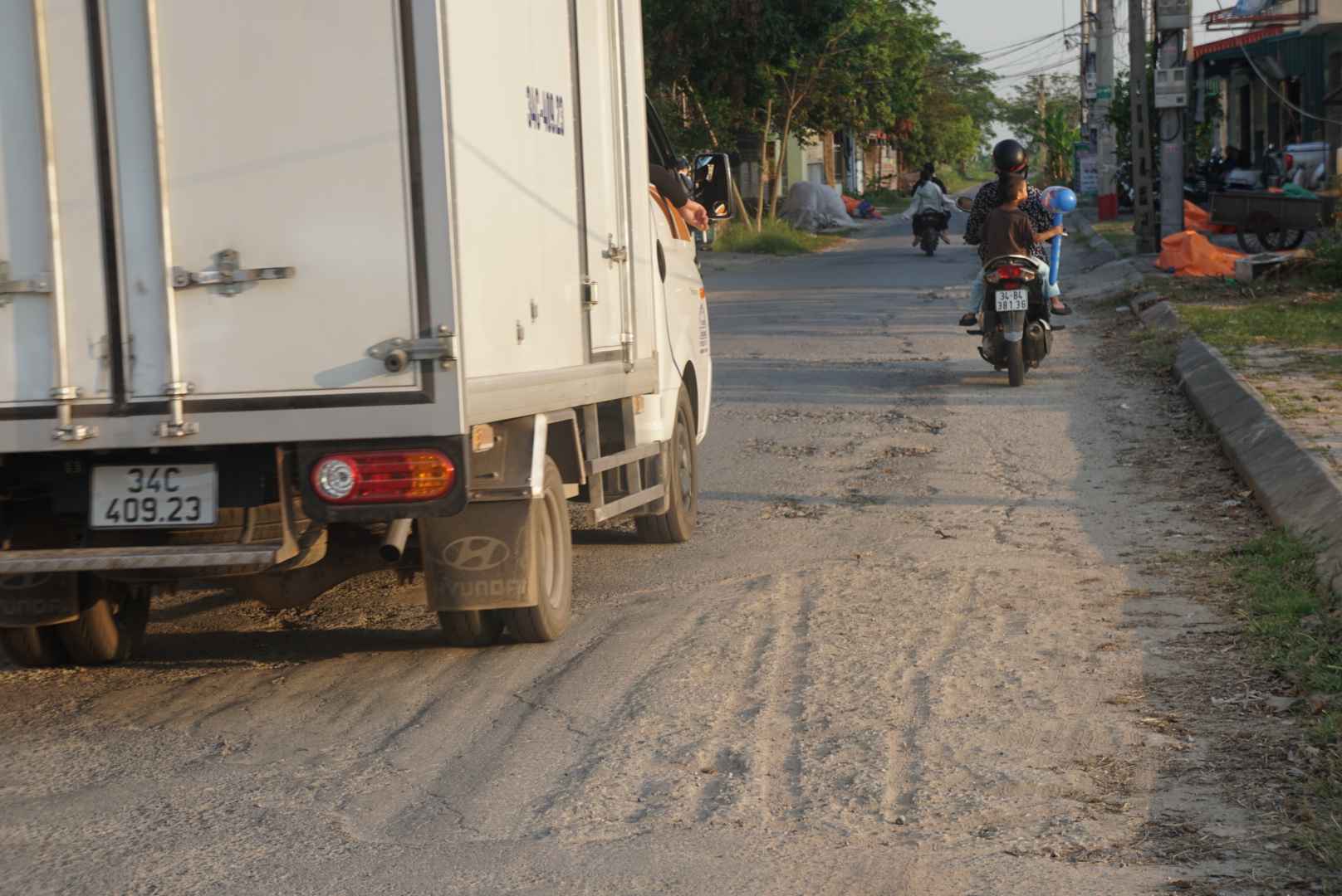 Mat do phuong tien dong khien tuyen duong bi xuong cap. Anh: Cong Hoa