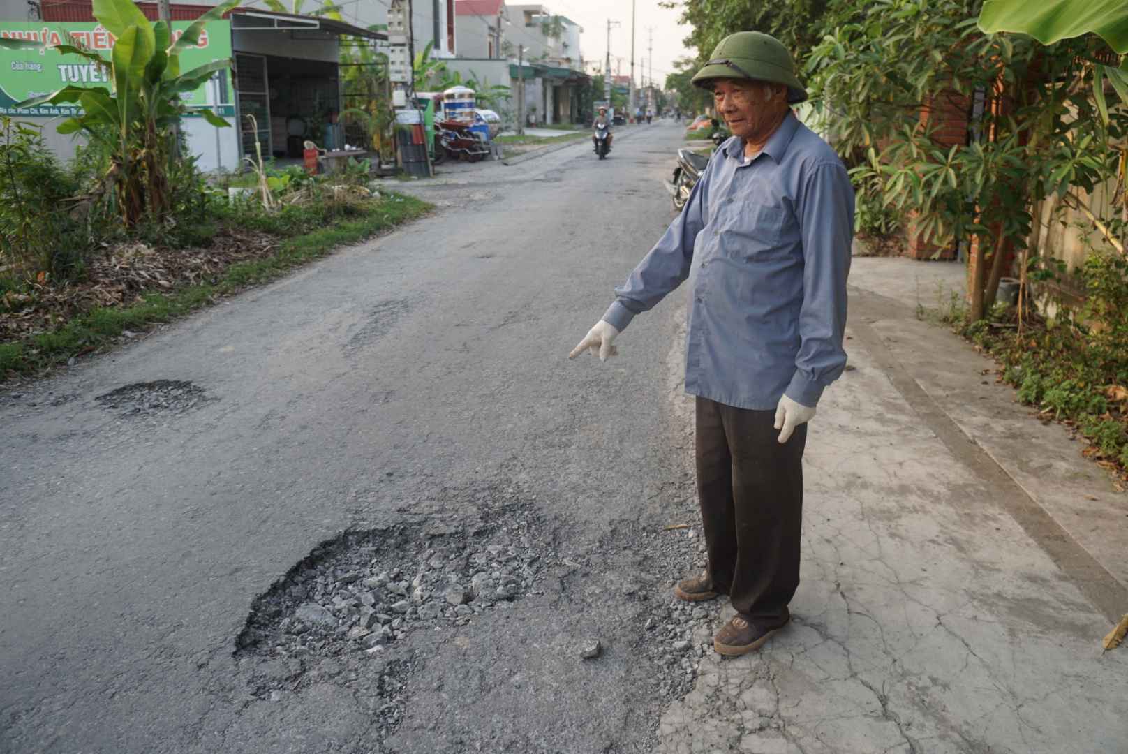 Ong Tran Van Phu mong muon tuyen duong som duoc nang cap, cai tao. Anh: Cong Hoa