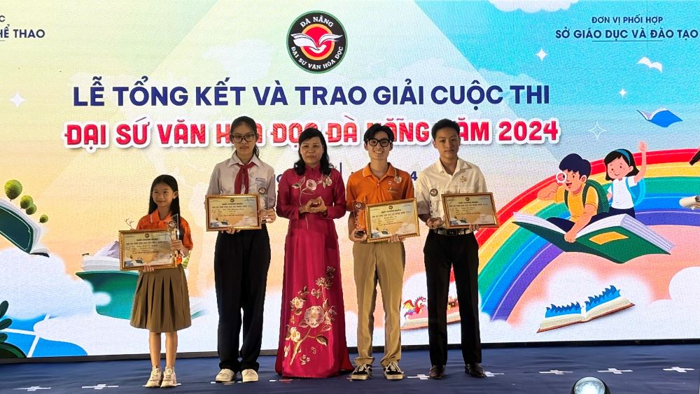 Trao giai cho cac dai su van hoa doc tai TP Da Nang nam 2024. Anh: Tran Thi