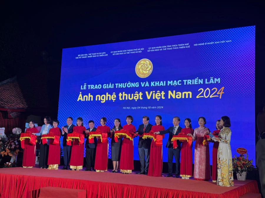 Delegates cut the ribbon to open the program "Vietnam Art Photography Competition and Exhibition". Photo: Phuong Anh