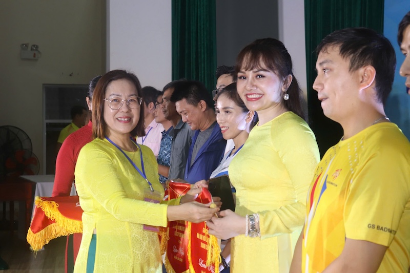 Ba Nguyen Thi Tuyet Nhung, Giam doc Nha Van hoa Lao dong TP Da Nang trao co cho cac doi thi. Anh: Nguyen Linh