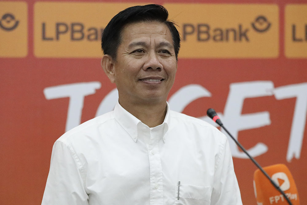 Coach Hoang Anh Tuan of Binh Duong attended a press conference after the 3-0 win over Ho Chi Minh City. Photo: Thanh Vu