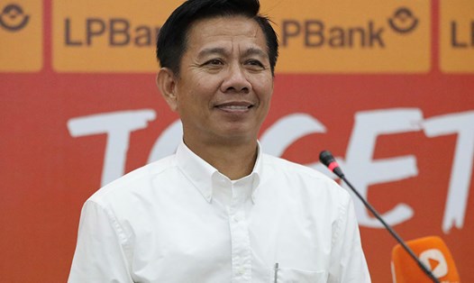 Huấn luyện viên Hoàng Anh Tuấn của Bình Dương tham dự họp báo sau trận thắng 3-0 trước TPHCM. Ảnh: Thanh Vũ
