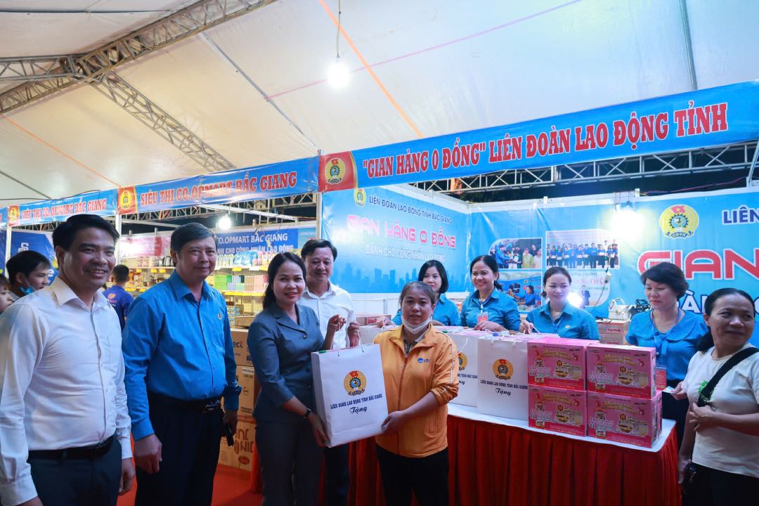 Leaders of the Bac Giang Provincial Labor Federation presented gifts to workers at the 0 VND booth. Photo: Quyet Chien