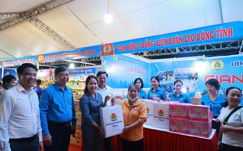 Leaders of the Bac Giang Provincial Labor Federation presented gifts to workers at the 0 VND booth. Photo: Quyet Chien