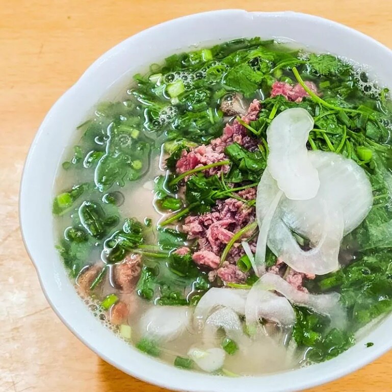 Pho Au Trieu hay pho Tu Lun co phan nuoc dung duc rat dac trung. Anh: Michelin Guide