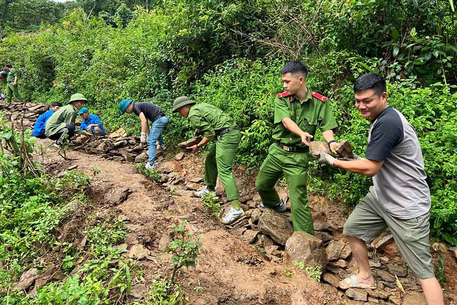 Doan vien thanh nien tham gia xay dung ban du lich cong dong Nam Cum. Anh: HMA