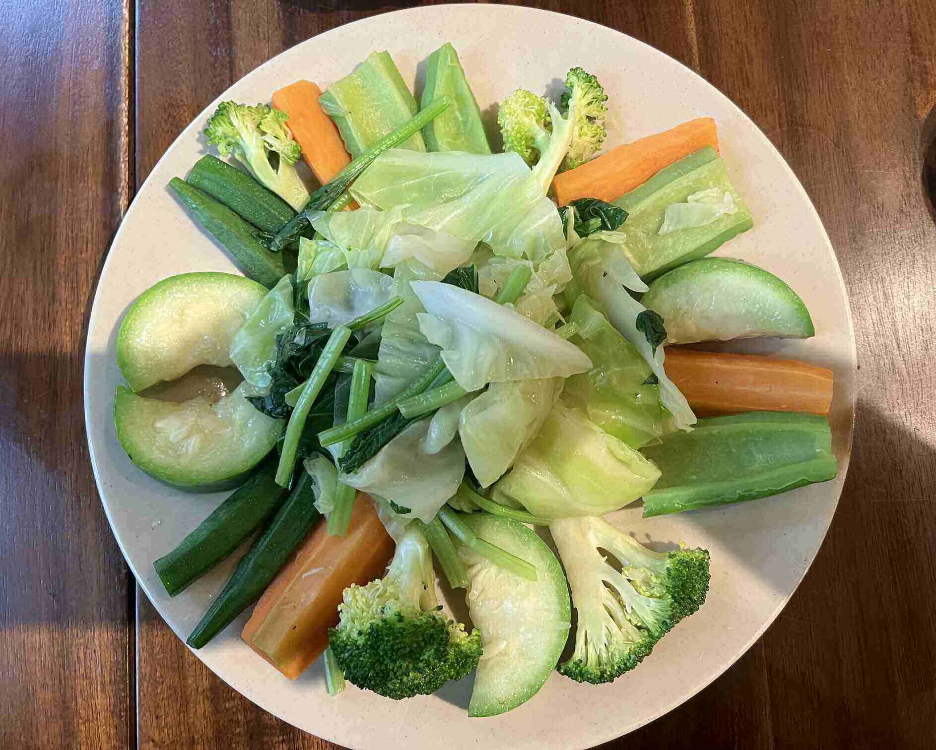 Sử dụng nhiều rau củ quả là một trong những cách giảm lượng đường cho cơ thể để tránh nguy cơ bệnh tiểu đường. Ảnh: Kiều Vũ