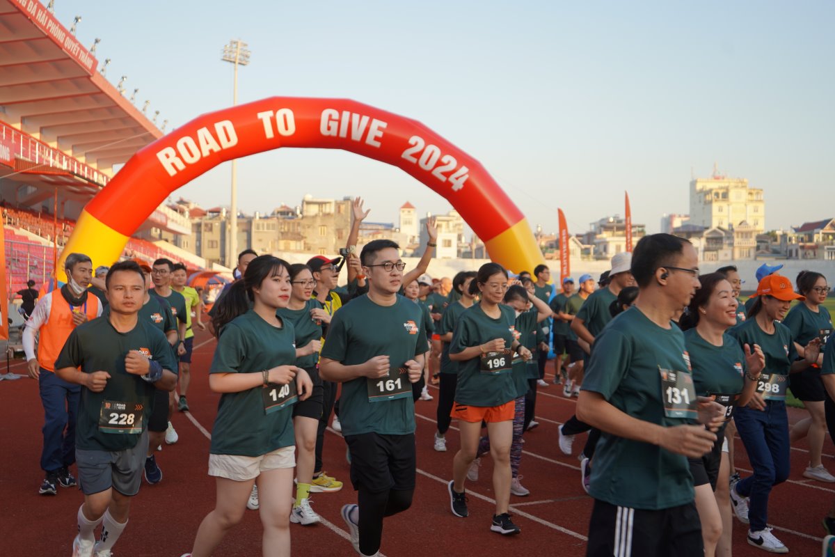 Hơn 300 vận động viên tham dự giải chạy Công đoàn Công Thương Hải Phòng. Ảnh: Mai Dung