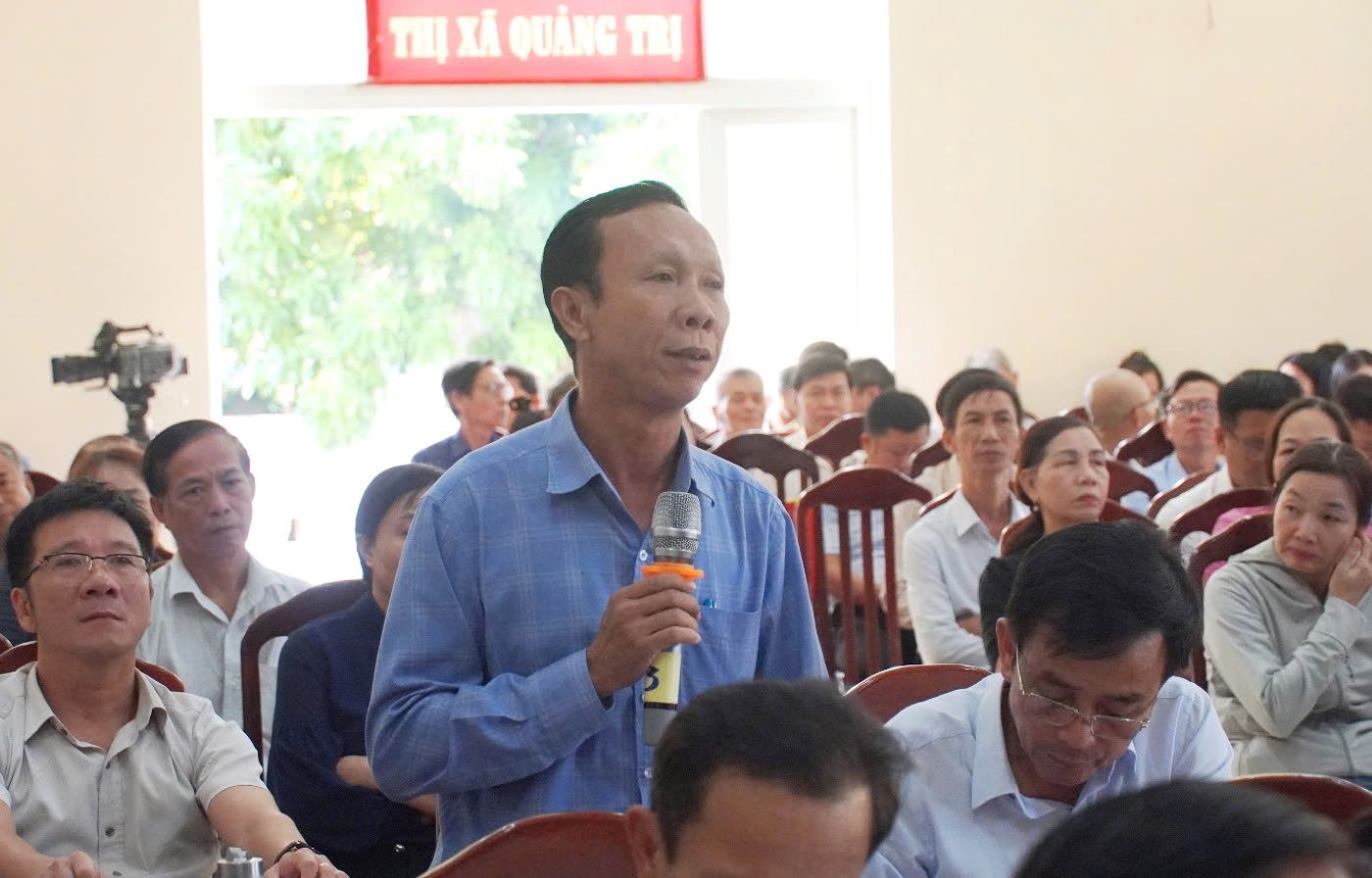 Voters in Quang Tri province petitioned for the need to unify and synchronize textbooks. Photo: Tien Nhat