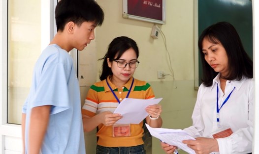 Thí sinh tham dự kỳ thi lớp 10 năm học 2024 - 2025 tại Hà Nội. Ảnh: Vân Trang
