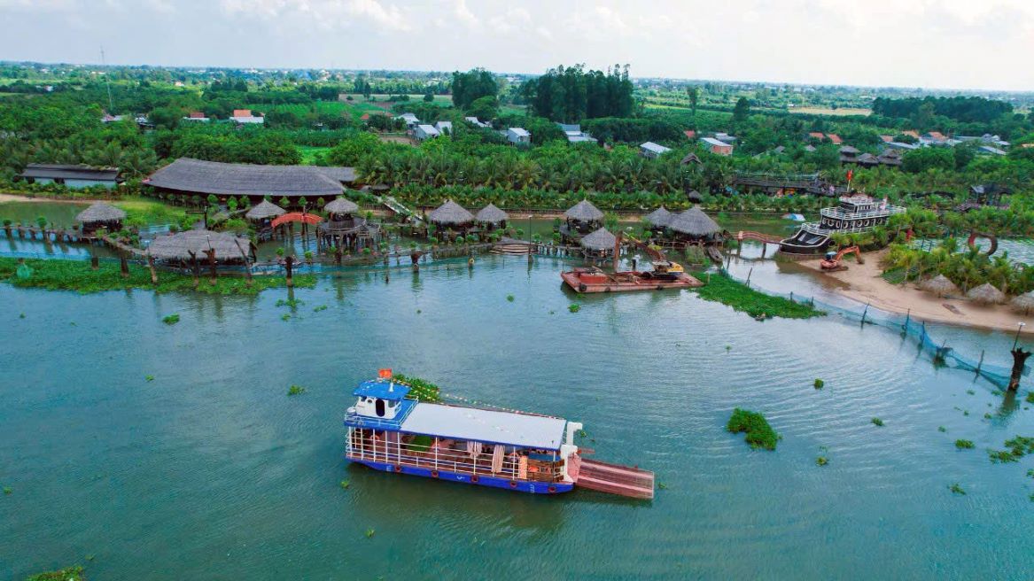 Dong nuoc xanh nhu chiec guong khong lo de khu du lich khoe tron net dep van hoa song nuoc Nam Bo cua minh. Anh: Ngoc Yen