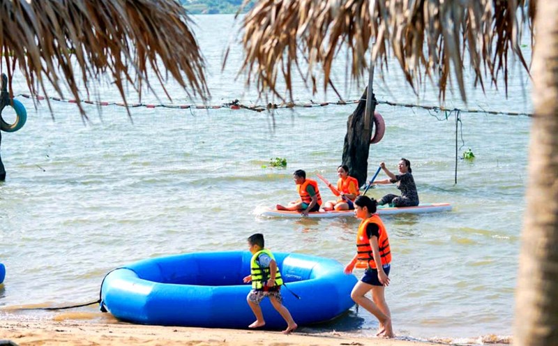 This is a good environment for tourists to easily find their favorite river sports, such as canoeing... Photo: Ngoc Yen