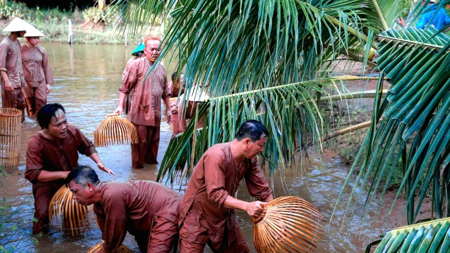 Se la mot ky niem trai nghiem tuyet voi khi tham gia tro choi bat tom ca theo phong cach Nam Bo. Anh: Ngoc Yen