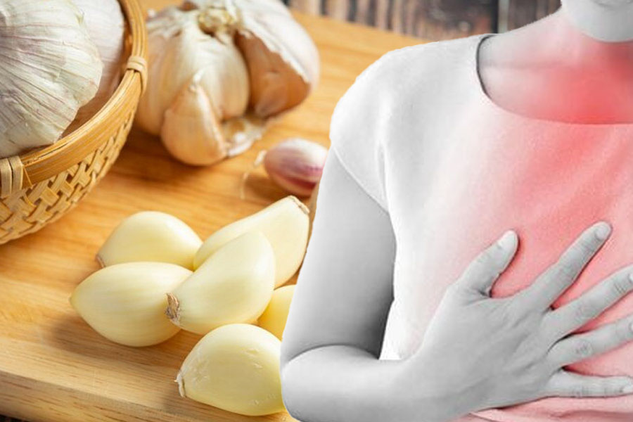 Consuming garlic on an empty stomach can lead to indigestion. Graphics: Thien Nhan