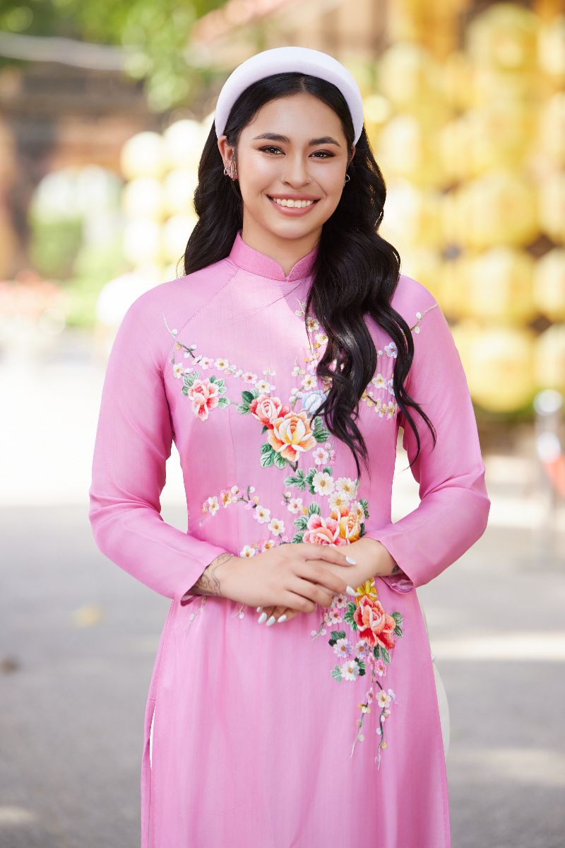 Thu thanh Kiara Fontanilla bay to: “Chung toi rat man nguyen khi duoc toi Hoang thanh Thang Long tham quan, dac biet la duoc mac nhung bo ao dai va co nhung bo anh lung linh. Toi chua co nhieu thoi gian trai nghiem tren duong pho Ha Noi. Hi vong trong vai ngay nua se co thoi gian tham quan cac dia diem du lich cua thanh pho, dac biet la thuong thuc am thuc cua Viet Nam nhu pho chang han“.