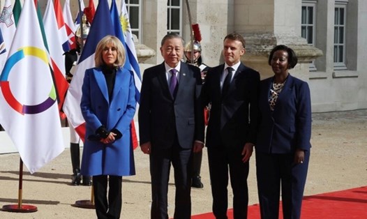 Trưa 4.10, Tổng thống Emmanuel Macron và Tổng Thư ký Pháp ngữ Louise Mushikiwabo chủ trì lễ đón chính thức Tổng Bí thư, Chủ tịch nước Tô Lâm và các Trưởng đoàn dự khai mạc Hội nghị cấp cao Pháp ngữ. Ảnh: TTXVN