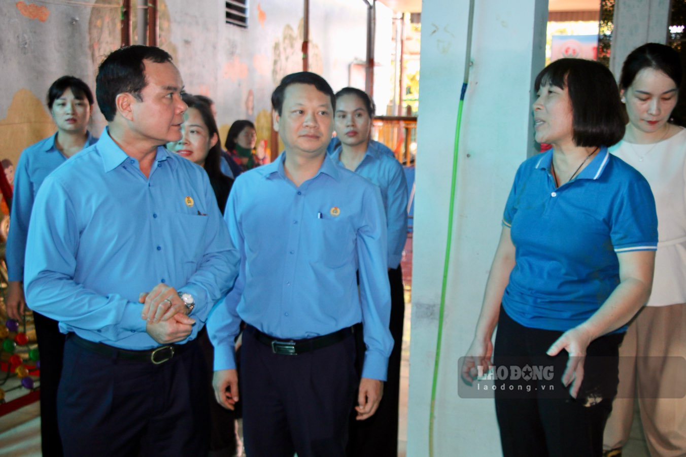 President of the Vietnam General Confederation of Labor Nguyen Dinh Khang (far left) visited, encouraged, and presented gifts to teachers and students of Quang Vinh Kindergarten (Thai Nguyen City) which suffered heavy damage due to storms and floods. Photo: Viet Bac