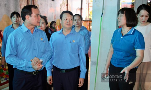 Chủ tịch Tổng LĐLĐVN Nguyễn Đình Khang (ngoài cùng, bên trái) đến thăm hỏi, động viên, tặng quà cô trò Trường Mầm non Quang Vinh (TP.Thái Nguyên) bị thiệt hại nặng do bão lũ. Ảnh: Việt Bắc