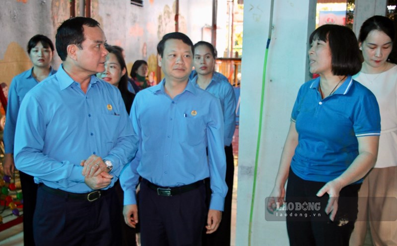 President of the Vietnam General Confederation of Labor Nguyen Dinh Khang (far left) visited, encouraged, and presented gifts to teachers and students of Quang Vinh Kindergarten (Thai Nguyen City) which suffered heavy damage due to storms and floods. Photo: Viet Bac