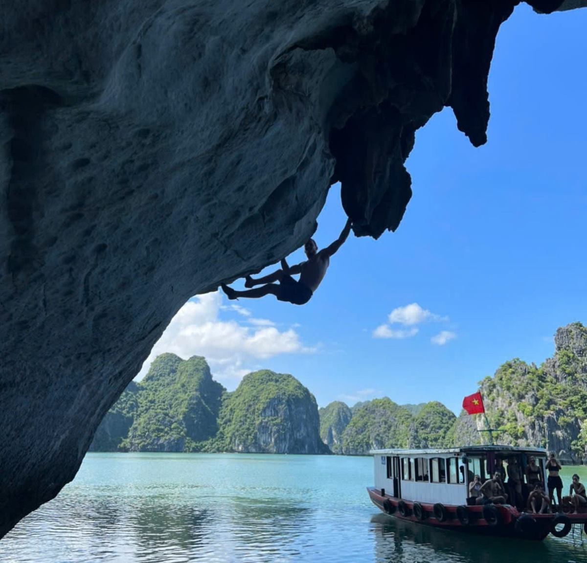 Du khach quoc te leo nui tren vinh Lan Ha. Anh du khach cung cap