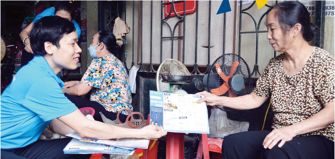 Vietnam Social Security officials promote social insurance policies to people. Photo: Bac Giang Social Security