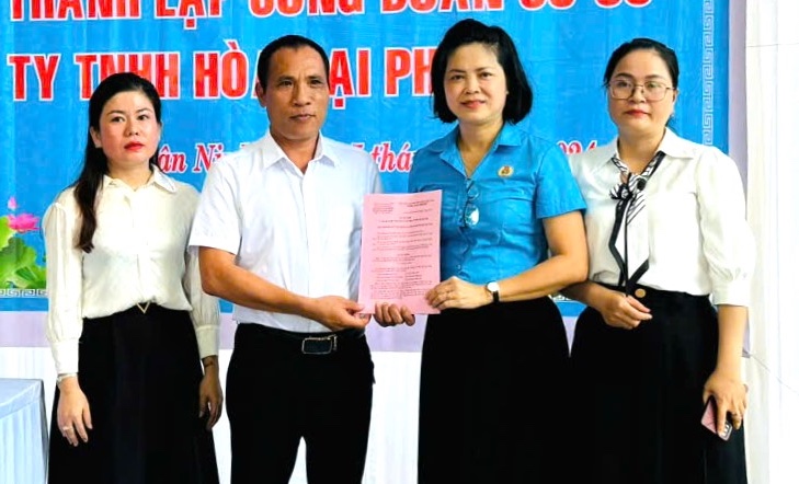 Ms. Le Thi My Thuy - Chairwoman of the District Labor Federation - presented the decision to the Provisional Executive Committee of the Hoa Dai Phat Company Limited's Grassroots Trade Union. Photo: H.Phi
