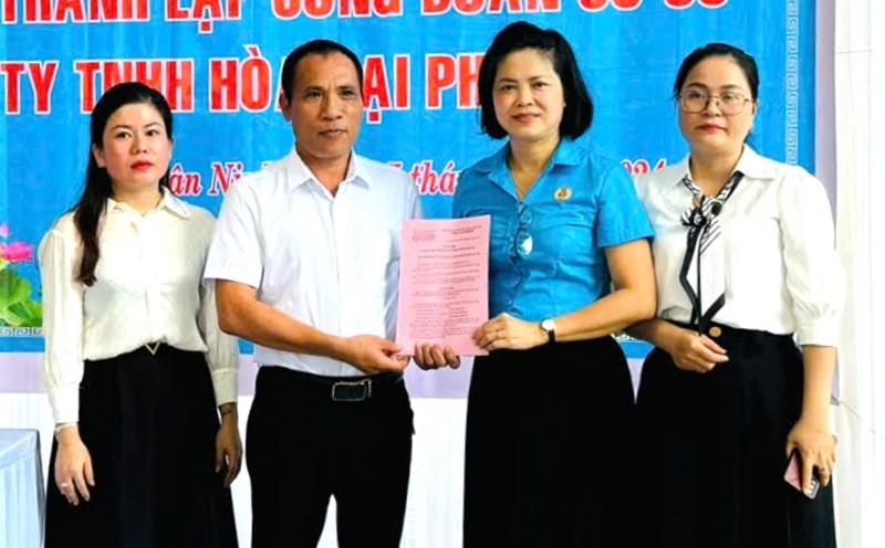 Ms. Le Thi My Thuy - Chairwoman of the District Labor Federation - presented the decision to the Provisional Executive Committee of the Hoa Dai Phat Company Limited's Grassroots Trade Union. Photo: H.Phi
