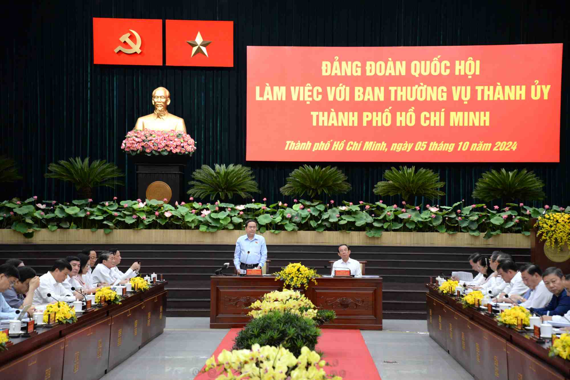 Chủ tịch Quốc hội Trần Thanh Mẫn phát biểu mở đầu buổi làm việc với Thành ủy TPHCM.  Ảnh: Minh Quân