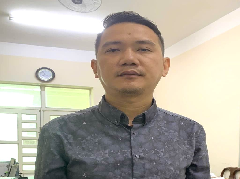 Phạm Đức Anh - nhân viên Trung tâm phát triển quỹ đất tỉnh Đồng Nai - tại Cơ quan điều tra. Ảnh: Công an Đồng Nai