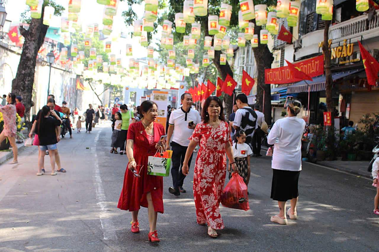 Sang som ngay cuoi tuan , trong khong khi chom lanh cua mua thu, nguoi dan, du khach trong va ngoai Ha Noi hao huc, dap diu ru nhau toi chiem nguong khong gian Ha Noi xua duoc tai hien tai pho bich hoa Phung Hung.  