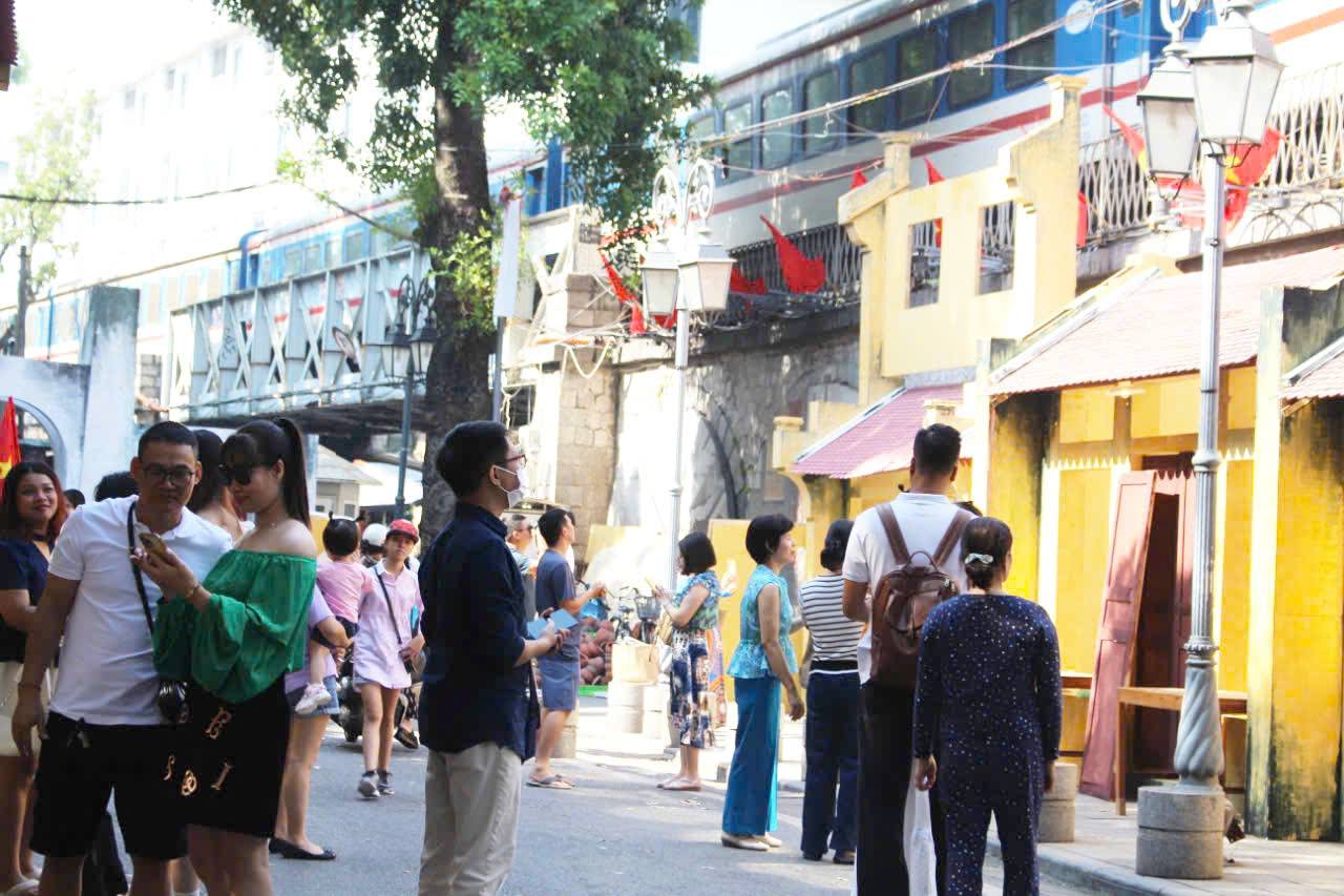 Pho bich hoa Phung Hung chay song song voi cau can duong sat. Vi vay, khi toi tham quan khong gian Ha Noi xua, du khach cung co the ngam duoc canh doan tau di qua vo cung an tuong.  