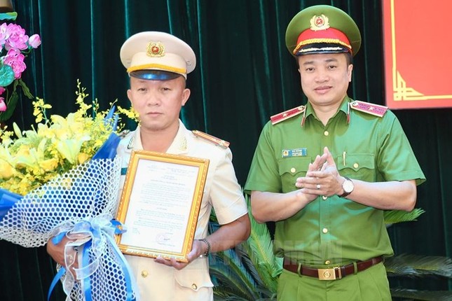 Major General Mai Hoang - Deputy Director of Ho Chi Minh City Police (right) presents the appointment decision to Lieutenant Colonel Phan Thanh Binh. Photo: Ho Chi Minh City Party Committee.